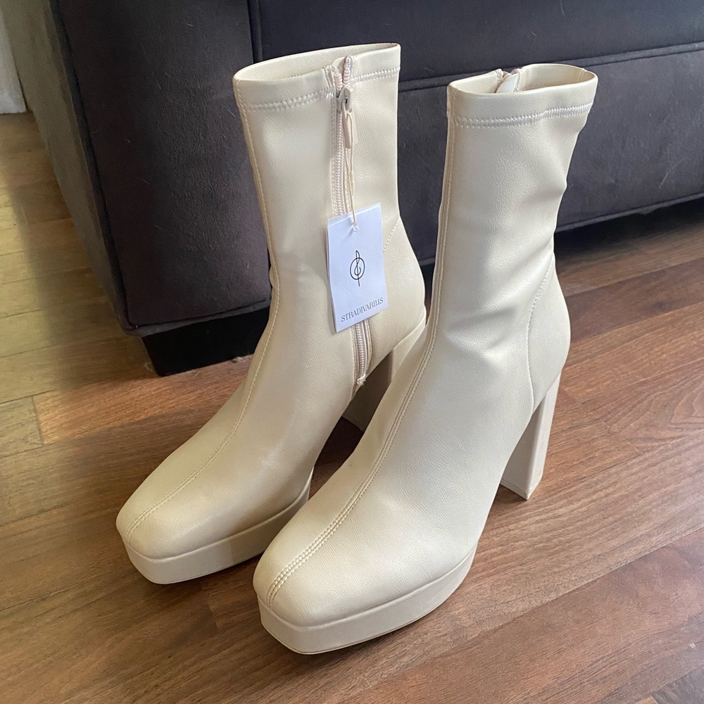 ASOS - Stradivarius platform heeled boot in color Ecru.